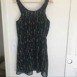 DIVIDED H&M Black and White Arrow Print Dress